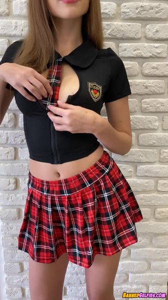 Janet – Coed Shows The Nude Goods