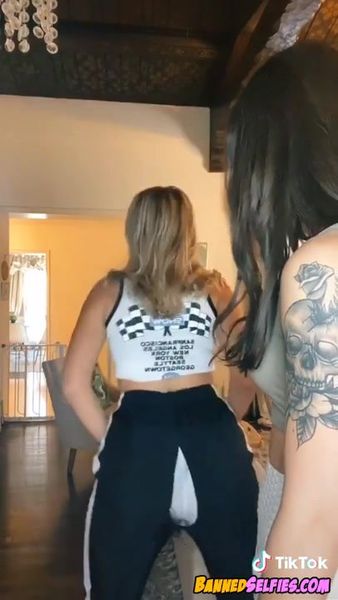 Angel – Amazing 20 Years Old College Girl Nude Selfie