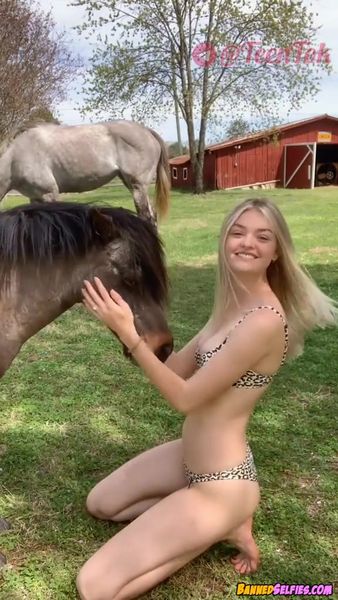 Courtney – Amazing 19 Years Old Teen Girl Nude Selfie