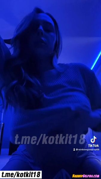 Deanna – 18 Years College Babe Epic Nude Selfie On Tiktok