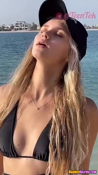 Denise – Young Girl Strips And Shows On Tiktok