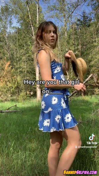 Destinee – 19 Years Old Teen Girl Teases Perfect Body On Tiktok