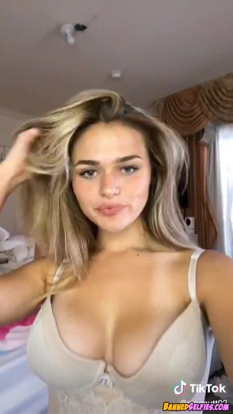 Gabrielle – Quick Nude Tease 18 Years Old