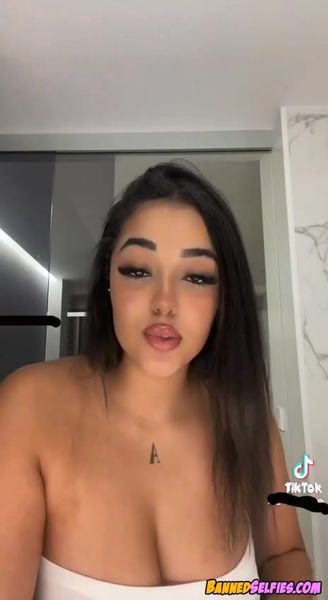Kenzie – 22 Year Old College Girl Nude On Tiktok