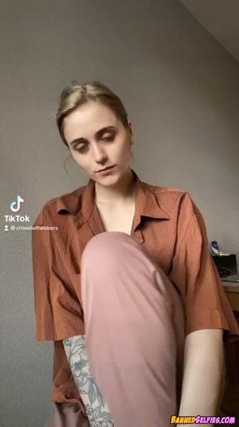 Reina – 19 Years Cheerleader Babe Nude Selfie