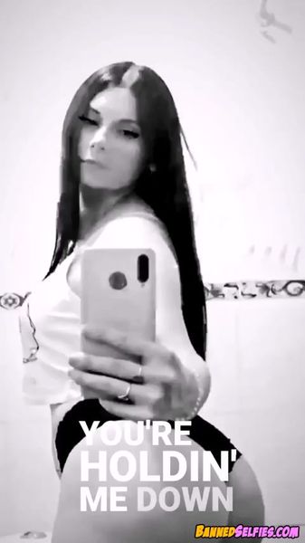 Rhianna – Amazing 18 Years Old Teen Babe Nude Selfie