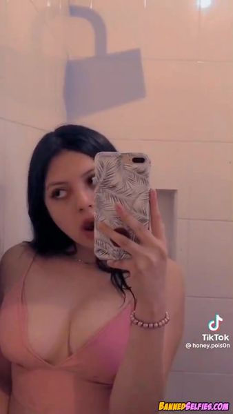 Shayla – Quick Nude Tease 18 Years Old On Tiktok